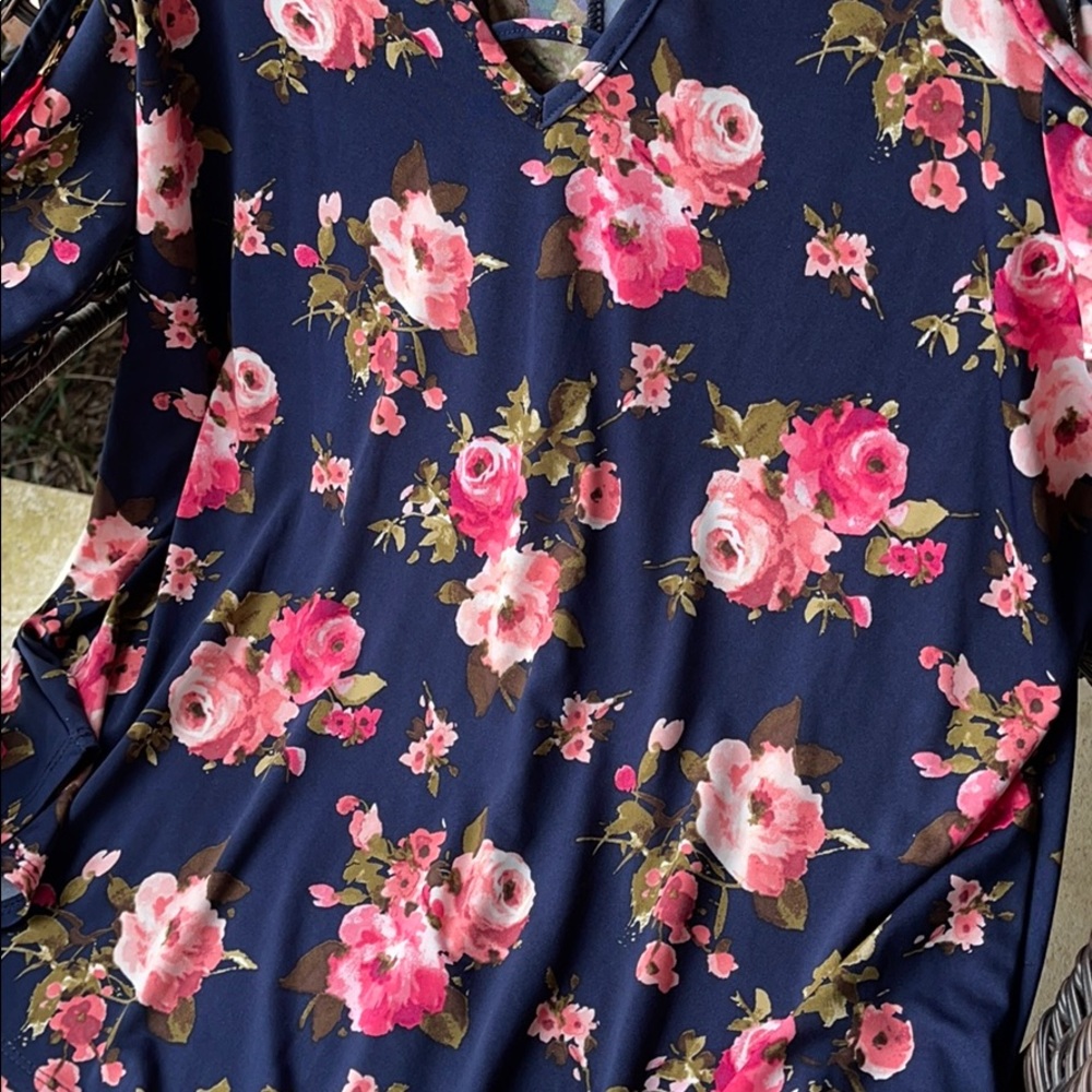 Discreet Floral Top 1X - Picture 2 of 9